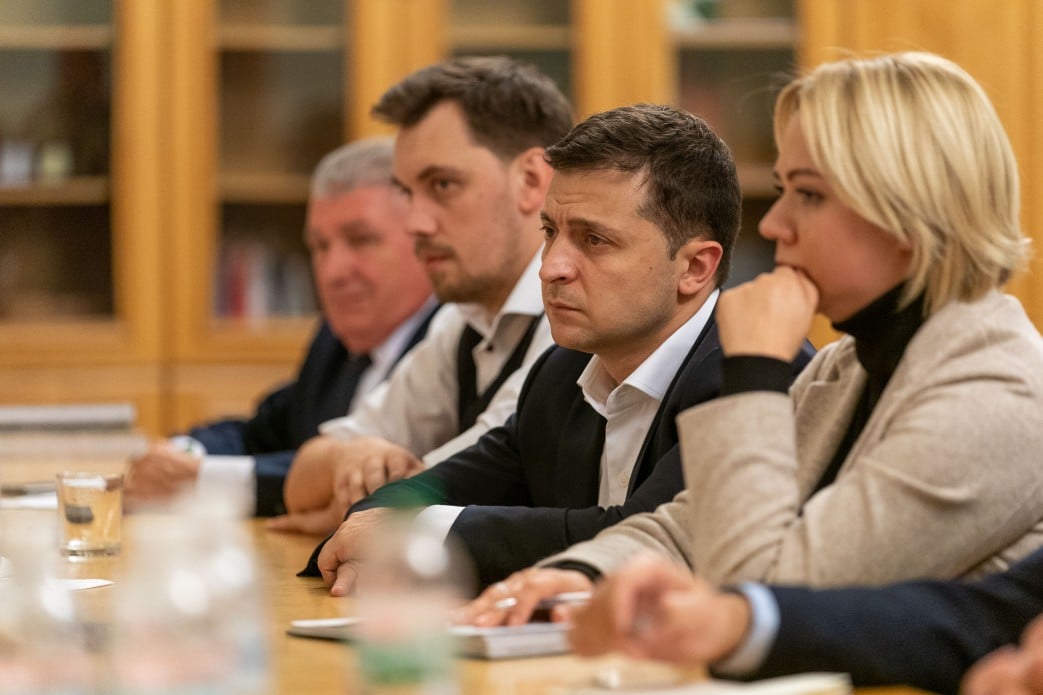 Зеленский встретился с семьями военных, погибших на Донбассе: что попросили близкие защитников Украины у президента