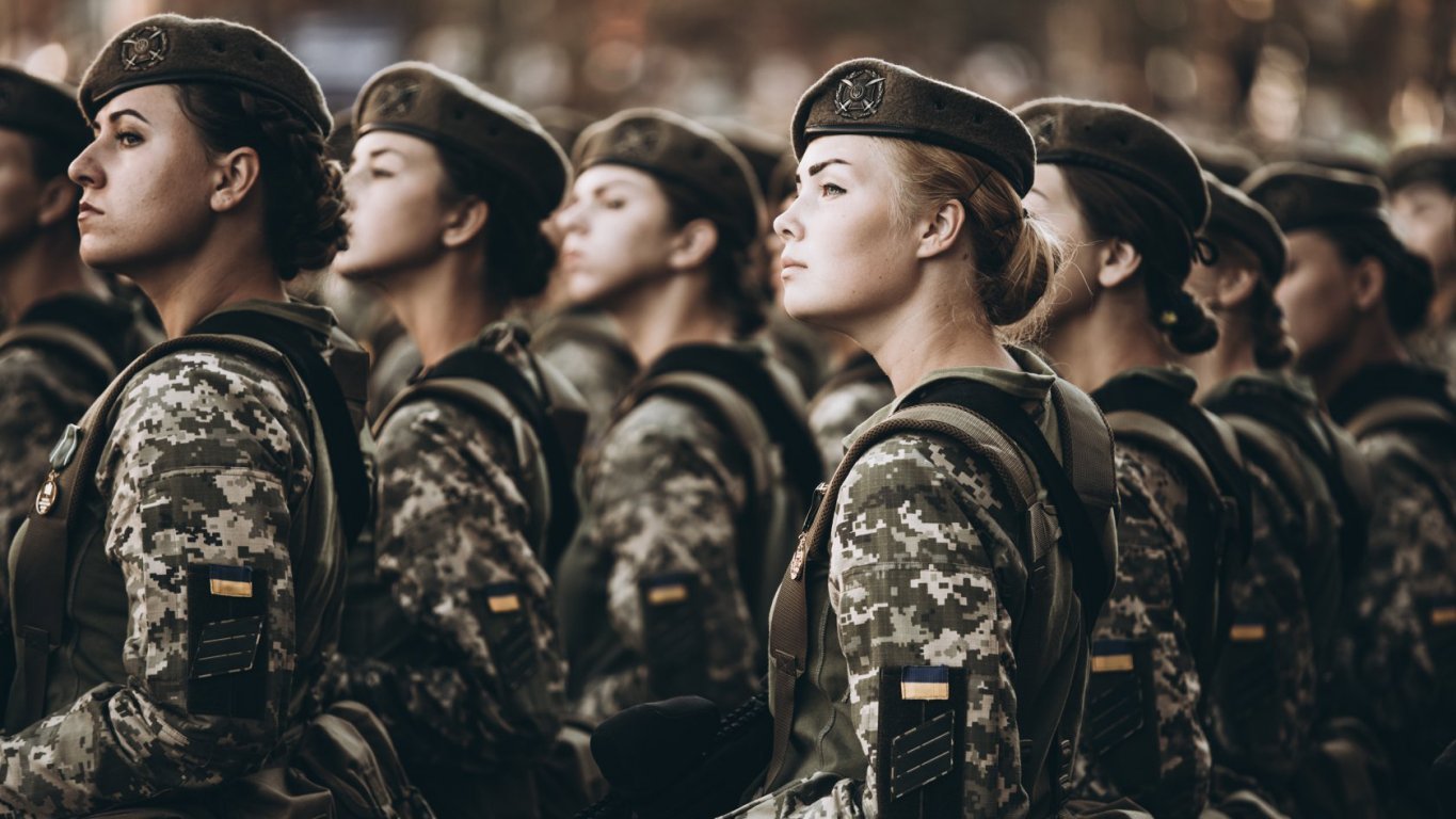 Служить наравне с мужчинами: Рада приняла важный закон о правах женщин-воинов в армии Украины