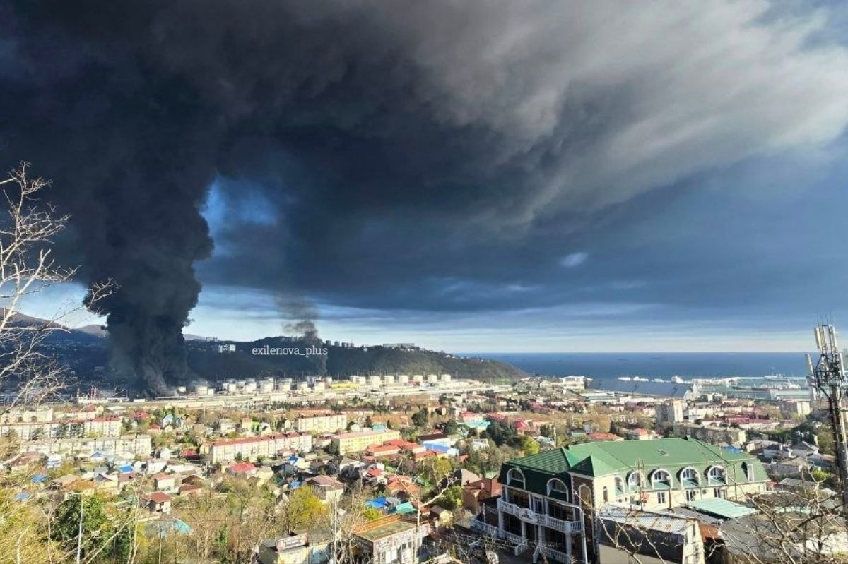 В Туапсе 15 часов горит НПЗ после удара дронов — дым растянулся на 250 км