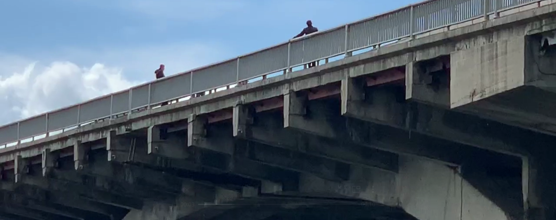 Минирование моста в центре Киева: появились фото минера с предположительно газовым баллоном