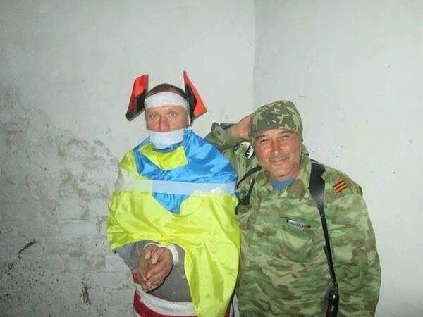 Устали от войны? Сеть поразило фото издевательств российских наемников над украинцем в Донецке: "Пленного никто с тех пор не видел"