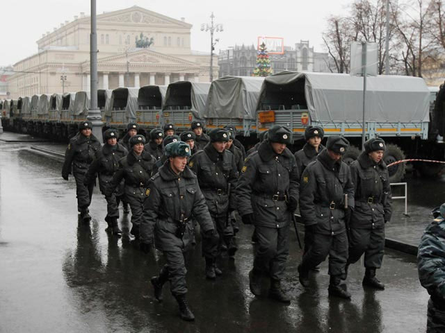 СМИ: в Москву стягивают внутренние войска и рефрижераторы