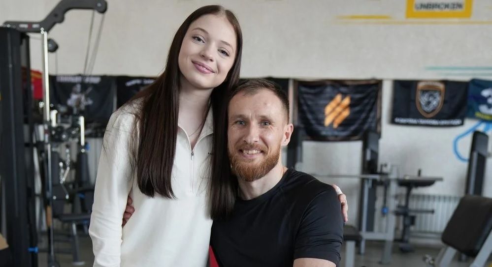 Юна мешканка Краматорська Яна Степаненко, яка втратила ноги через обстріл, на протезах побіжить марафон у Токіо заради героя "Азова"