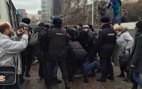 СМИ: перед началом пресс-конференции Путина полиция задержала 20 журналистов "за альтернативные вопросы"
