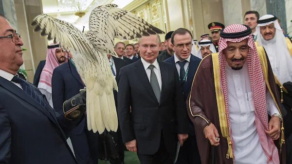 Путина засмеяли из-за нового конфуза: главу России постиг провал с подарком в королевском дворце - видео