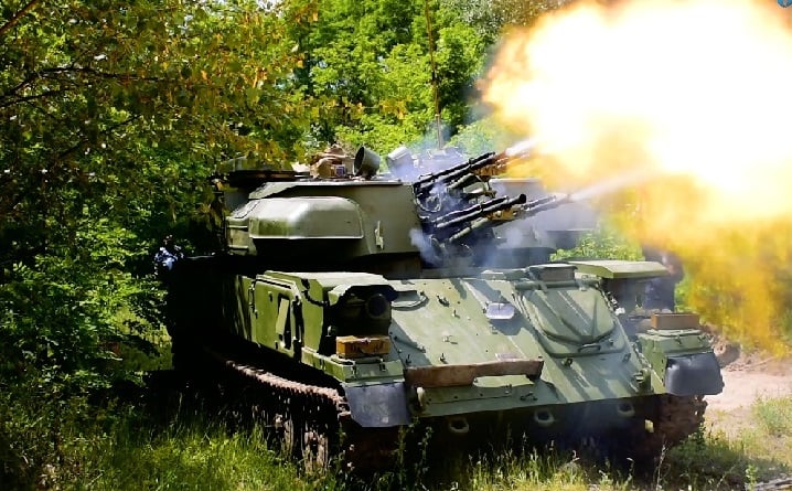 Впечатляющие кадры испытаний обновленного украинского оружия: гроза террористов ЗСУ-23-4 "Шилка" делает 3400 выстрелов в минуту и эффектно поражает наземные цели боевиков