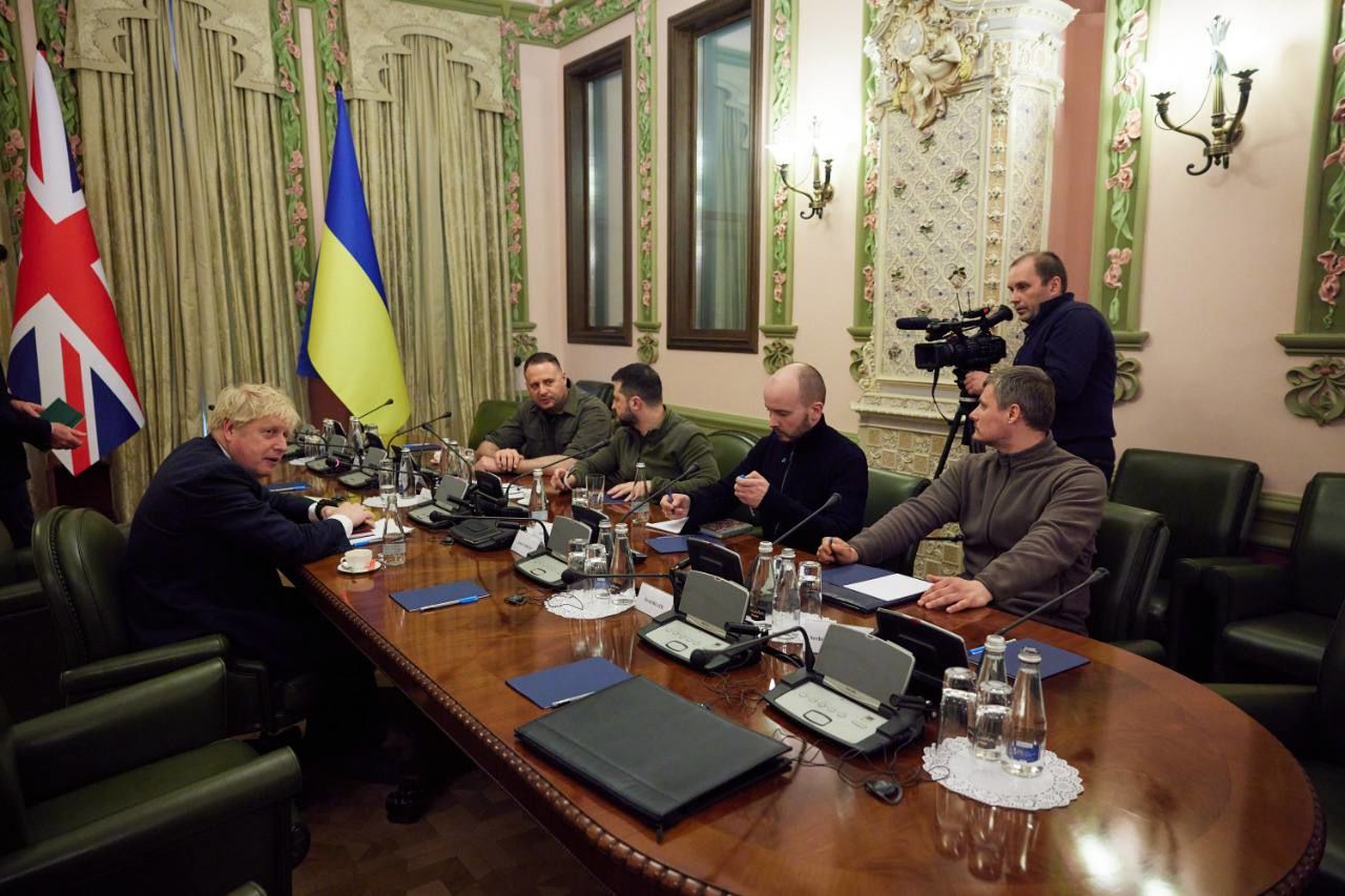 Джонсон спонтанно приехал к Зеленскому в Киев: в Украину направят БТРы и ракетные комплексы 