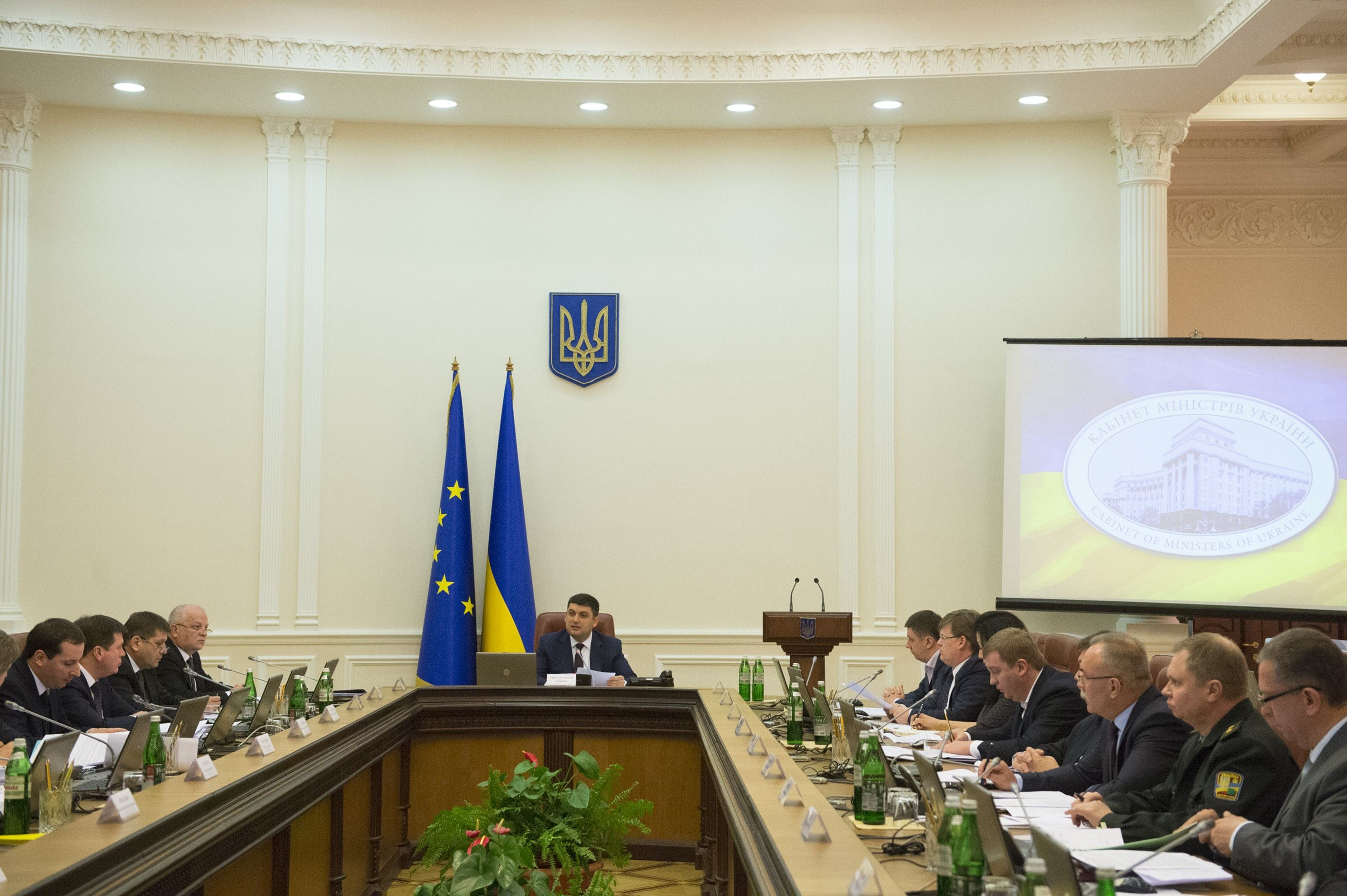 ​Бюджет-2017: Кaбмин прогнозирует укрaинцaм повышение зaрплaт и пенсий, а также доллар по 27,2 грн