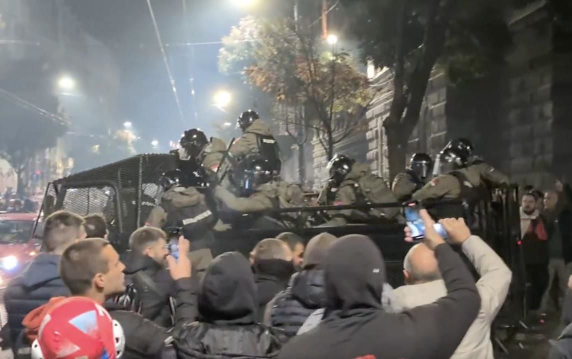 Полиция в Белграде решилась на неожиданный шаг после признания Вучичем поражения