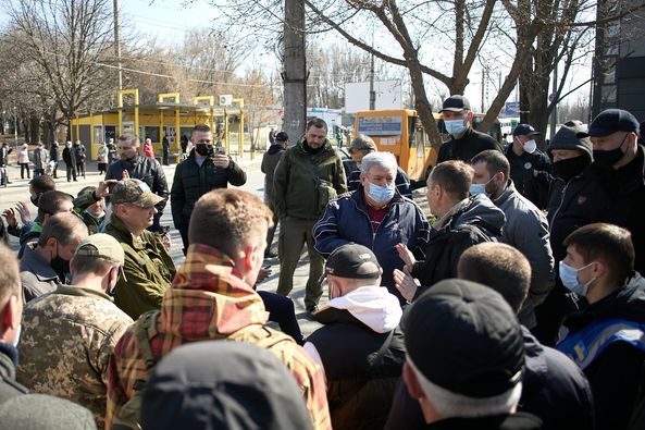 В Днепре ветерана АТО толпа избила и выгнала из маршрутки: побратимы Баркаса отомстили