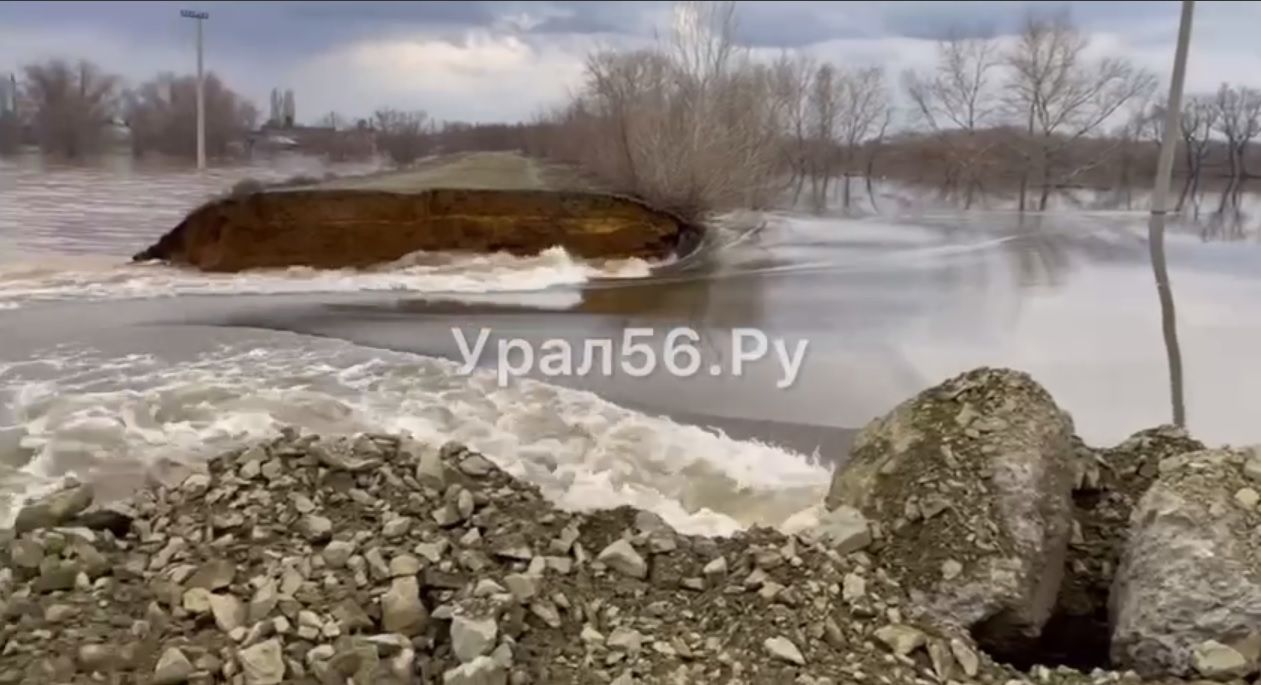 В российском Орске прорвало третью дамбу: люди в панике, вода хлынула в город 