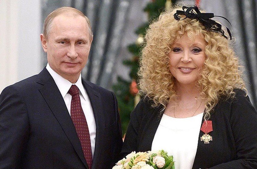 "Уши и подбородок уплыли", - Путин оскандалился из-за поздравления Пугачевой с днем рождения 