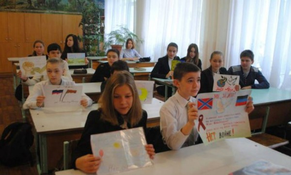 Фотофакт: школьников Донецка заставляют учить "язык и литературу народов Донбасса"