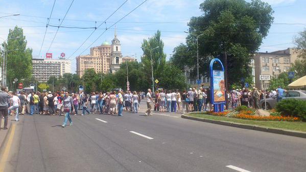 Митинг в Донецке: жители "Октябрьского" перекрыли центральную улицу