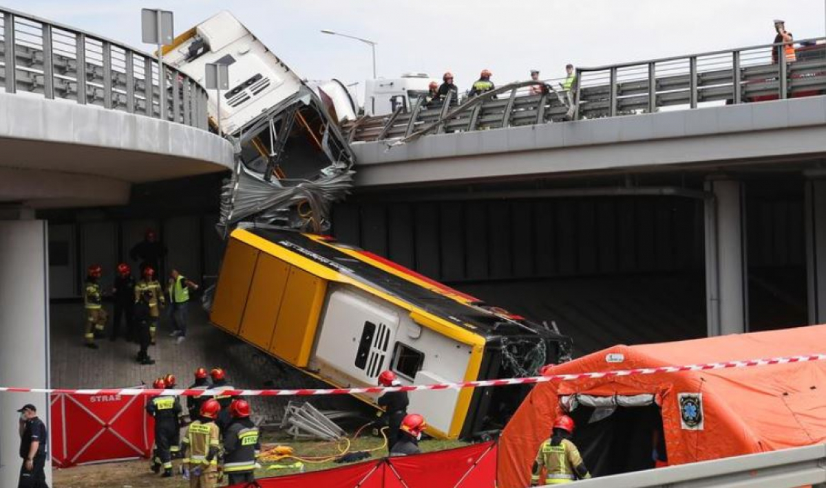 В Польше автобус с пассажирами вылетел с моста – есть погибшие 