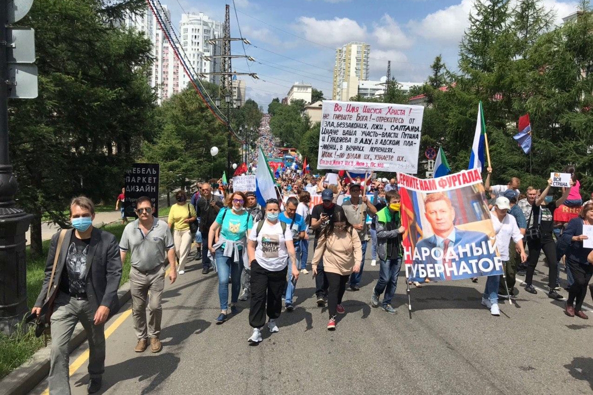 В Хабаровске протестуют 29-й день: видео, как многотысячная толпа скандирует "Путина долой!"