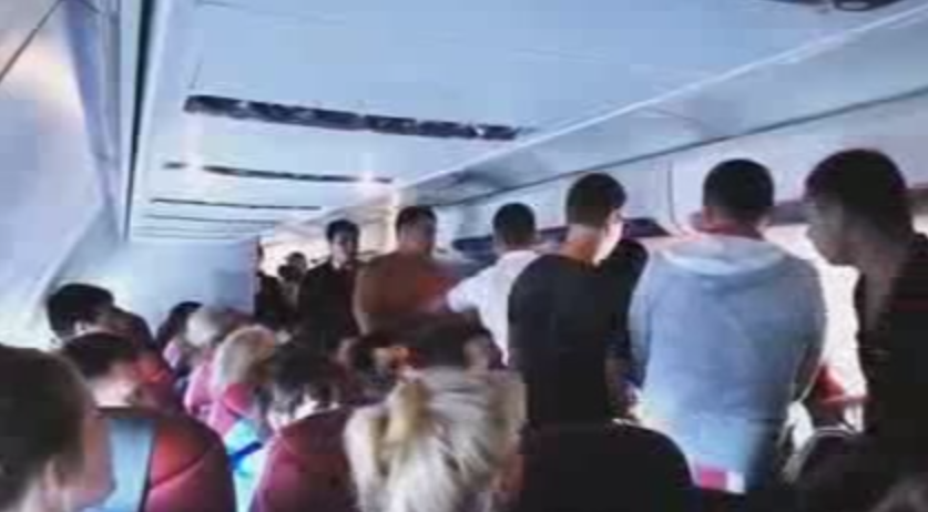 Российские туристы устроили дебош на рейсе "Гоа-Уфа"