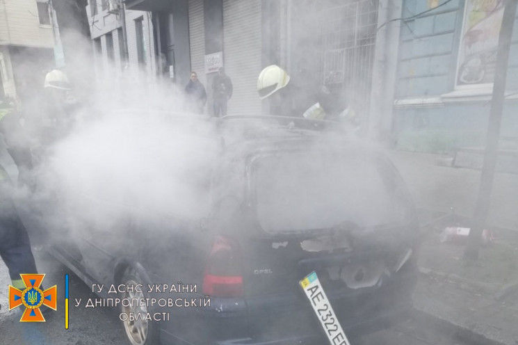 В сгоревшем авто в Днепре был установлен автомат Калашникова, направленный в сторону офиса депутата