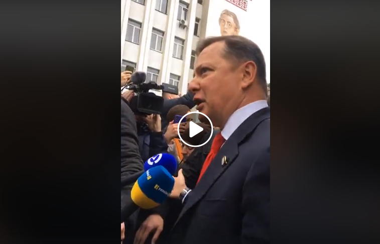 Олега Ляшко забросали презервативами с вазелином перед зданием суда - видео