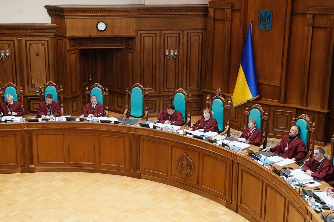 КСУ пішов проти Зеленського: суд відмовився приймати присягу "людей президента"