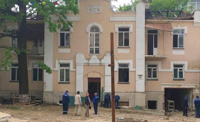 В Киеве снесли уникальный особняк XIX века, предварительно лишив его статуса архитектурной памятки