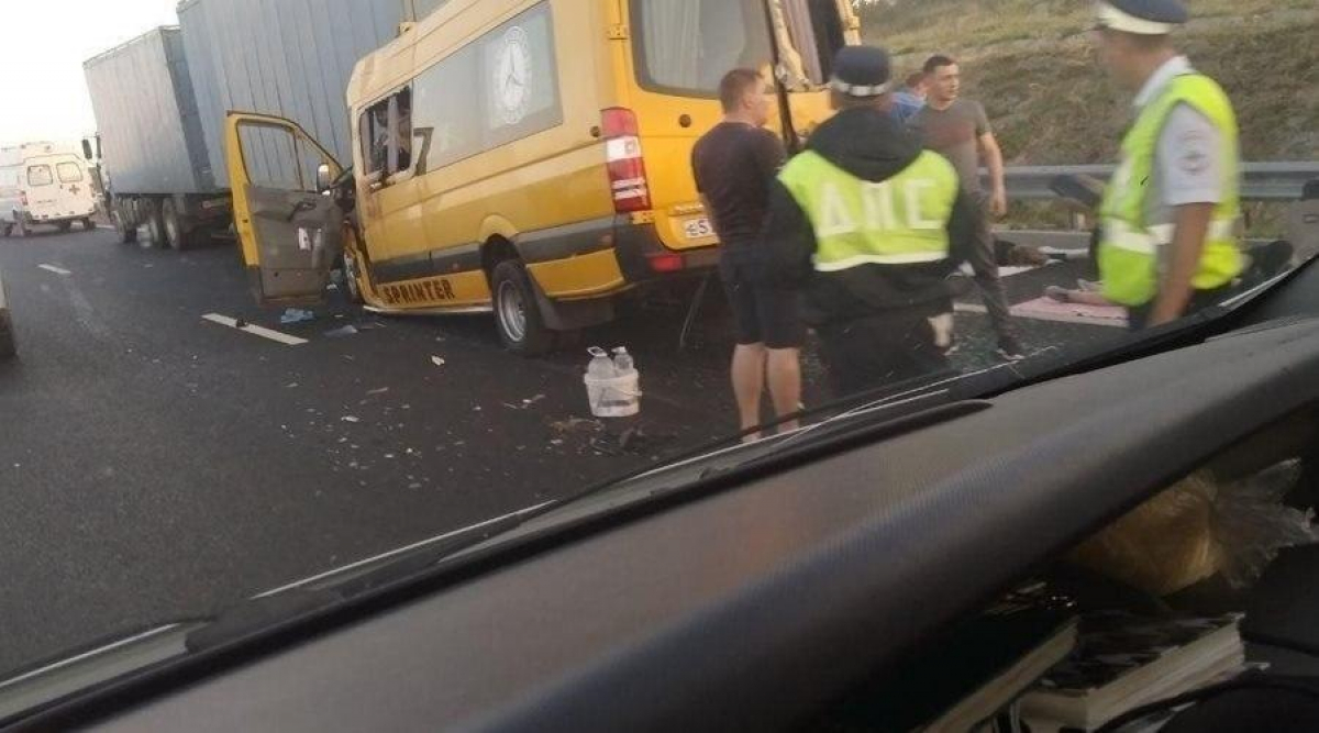 Смертельная авария на трассе "Таврида" в Крыму: автобус из Краснодара врезался в грузовик – много пострадавших