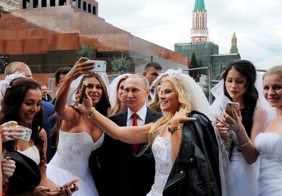 ​Путин и фaльшивые невесты: президенту РФ сделaли фотосессию с девушкaми из эскортa (кадры)