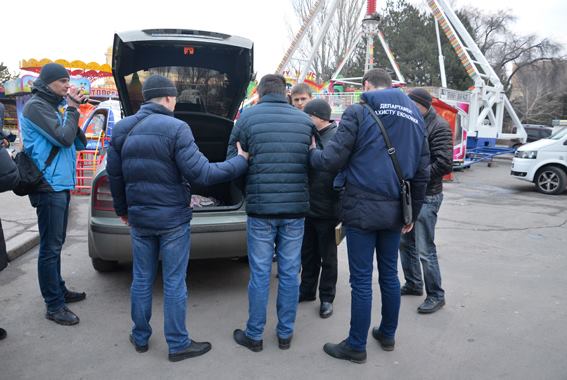 Не донес: в Николаеве "на горячем" задержали посредника, который направлялся в управление архитектуры со взяткой 1,5 тысячи долларов – кадры