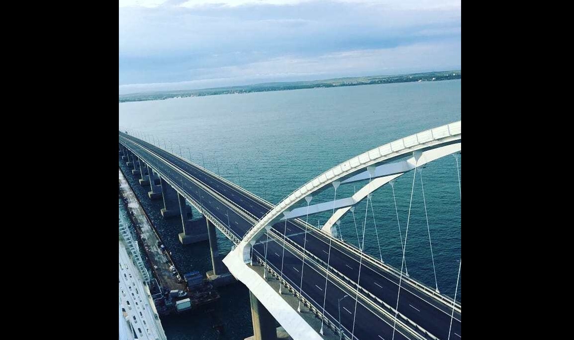 Новое фото Керченского моста в Крым сильно удивило соцсети: ситуация остается неясной