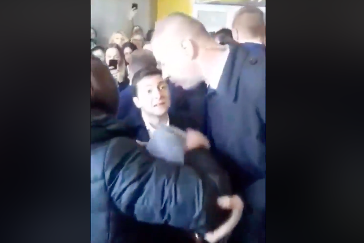 Зеленского в Тернополе встретили сотни возмущенных активистов - видео с "коридором позора"