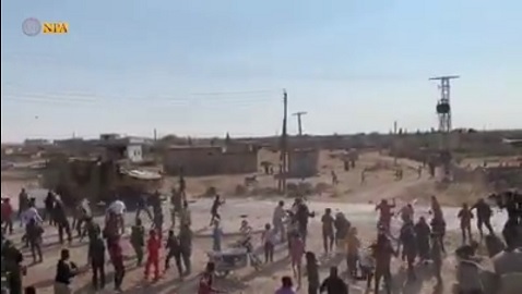 В сирийском Кобани местные жители наглядно показали свое отношение к российским военным - видео 