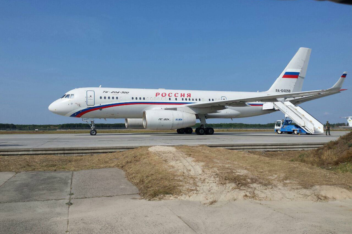 ​Спецборт РФ Ту-204 приземлился в аэропорту Киева: эксклюзивные кадры