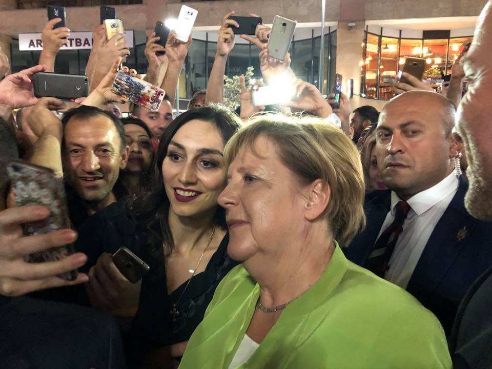 Меркель поразила жителей Еревана прогулкой по вечернему городу: соцсети опубликовали фото