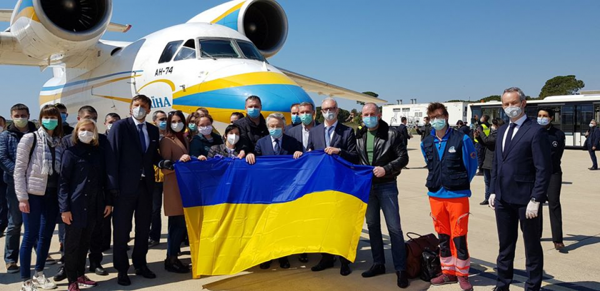 "Спасибо Украине, Италия этого не забудет", - итальянцы не сдержали эмоций, встречая на аэродроме украинских врачей