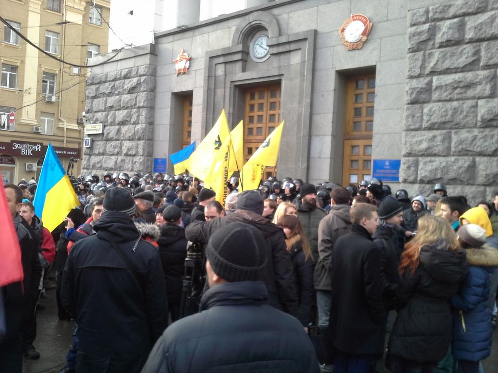 Харьковские активисты погнались за вышедшими из горсовета депутатами, в конфликт ввязалась милиция