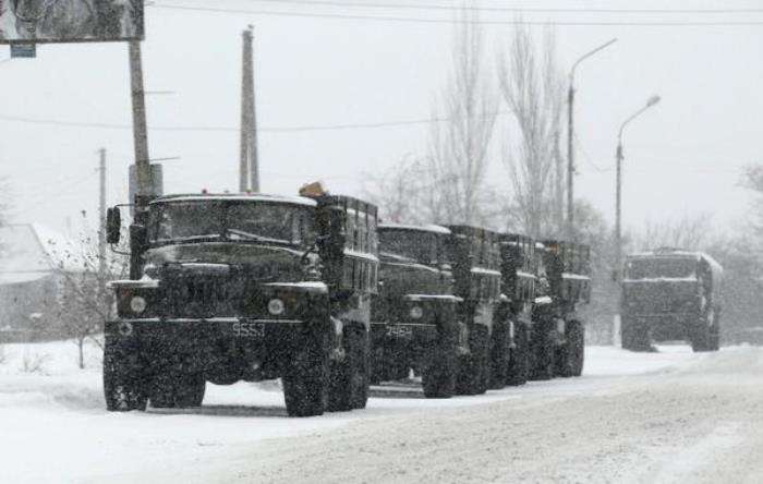 В ЛНР заявили, что обе стороны подогнали большое количество техники к передовой: сидим смотрим друг на друга в прицел