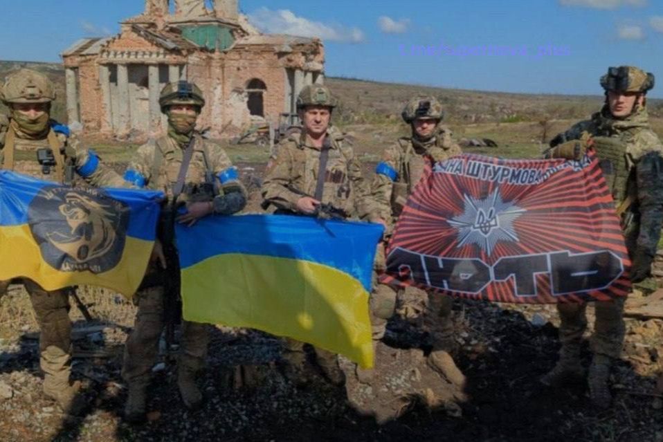Флаг Украины вернулся в Клещеевку: ВСУ показали кадры из стратегической точки под Бахмутом