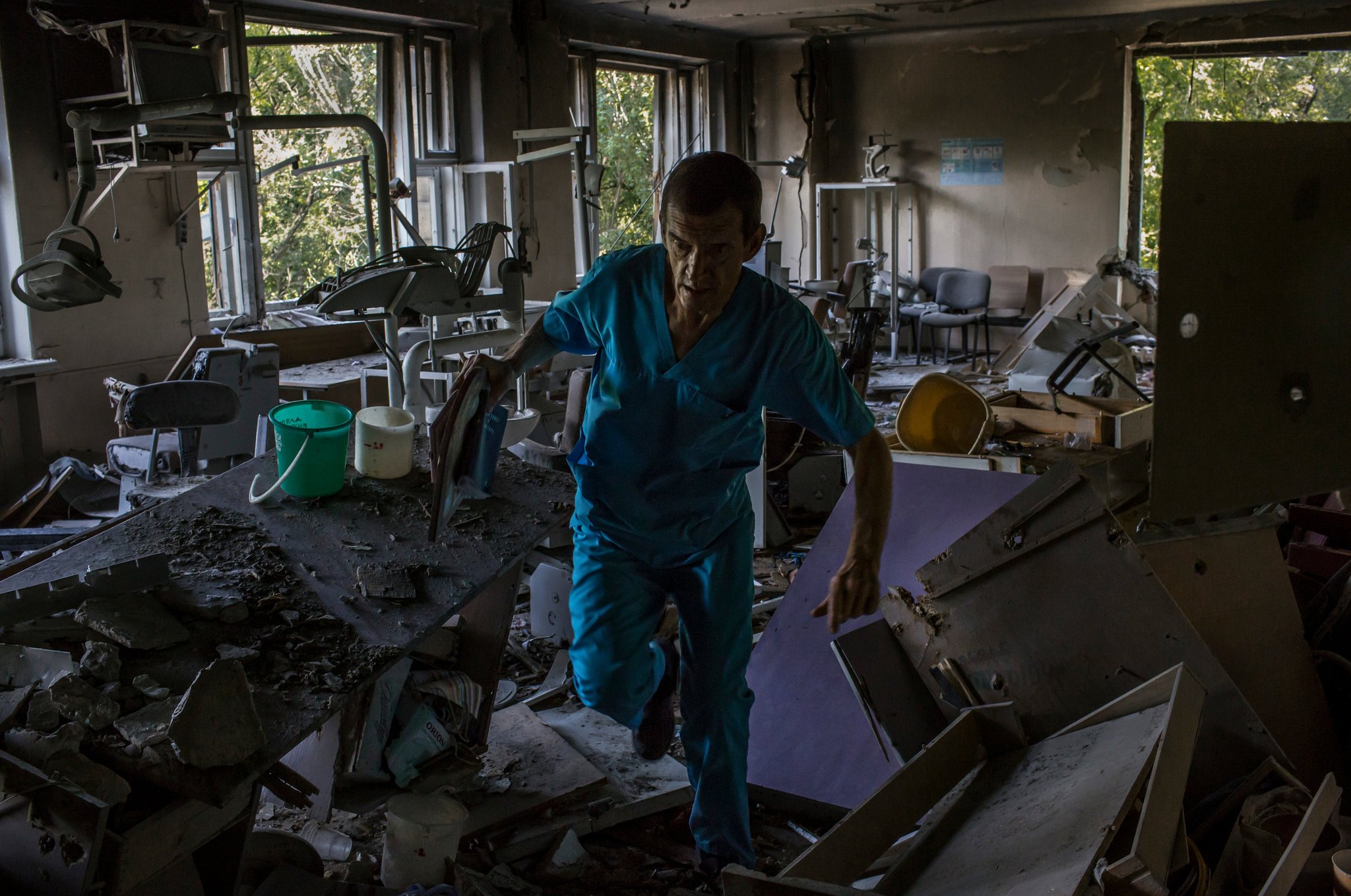 New York Times: Артиллерийский снаряд украинской армии попал в здание больницы, погиб пациент стоматологического отделения