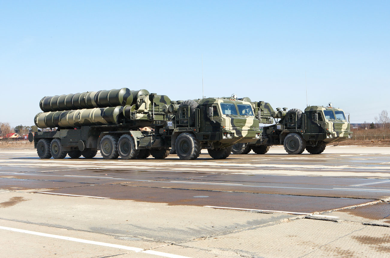 Россия в августе перебросит в аннексированный Крым полковой комплект ЗРК С-400 "Триумф"