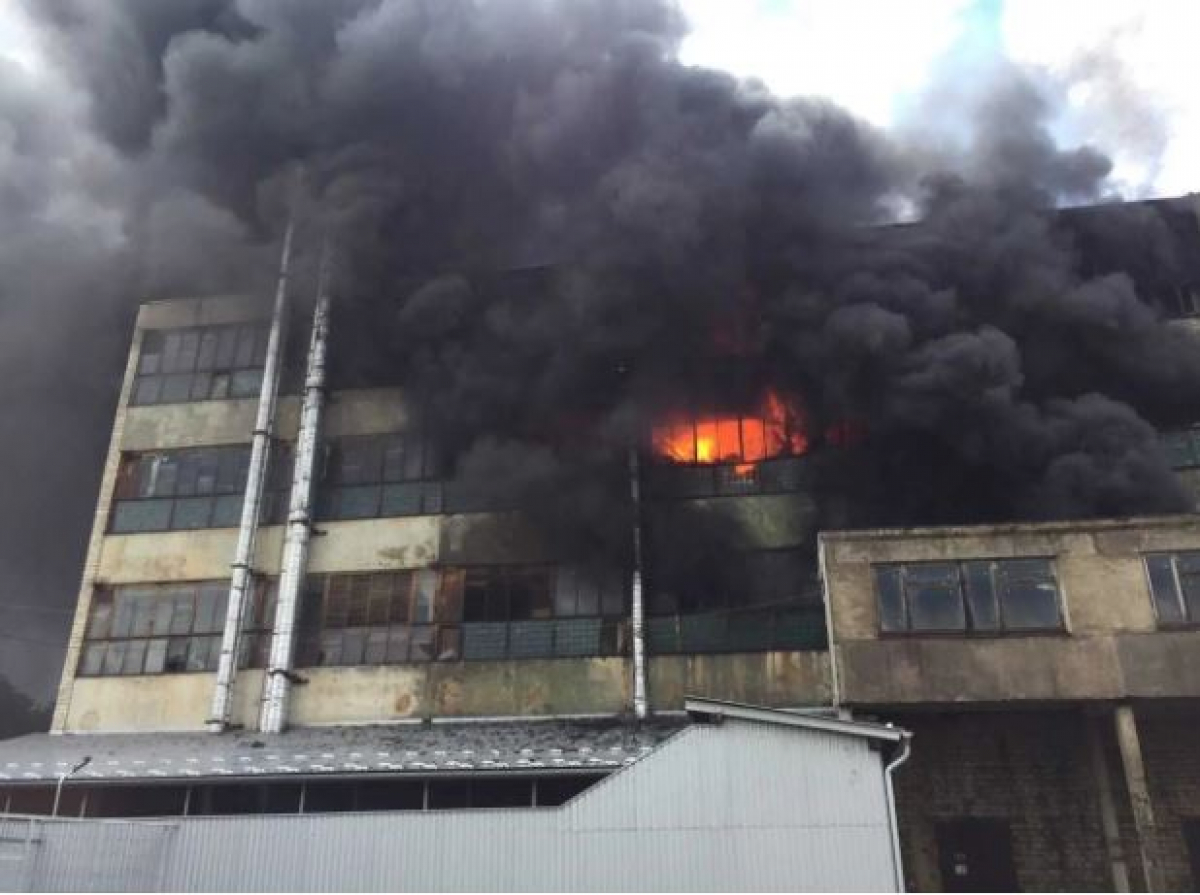 В Черновцах горит крупная фабрика: дым накрыл полгорода, гремят взрывы
