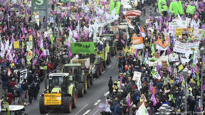 В Германии "майданят": десятки тысяч немцев вышли на главную улицу Берлина. Стало известно, что требуют протестующие от правительства