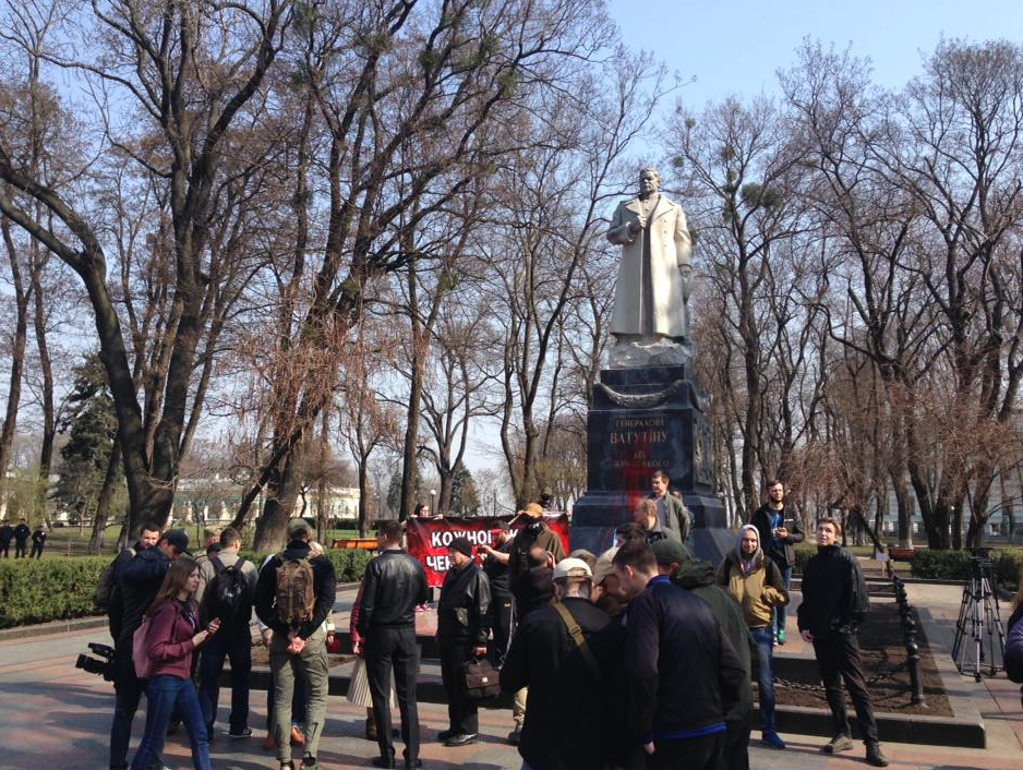 В Киеве произошла потасовка националистов с лидером "Оппоблока" Юрием Бойко - кадры