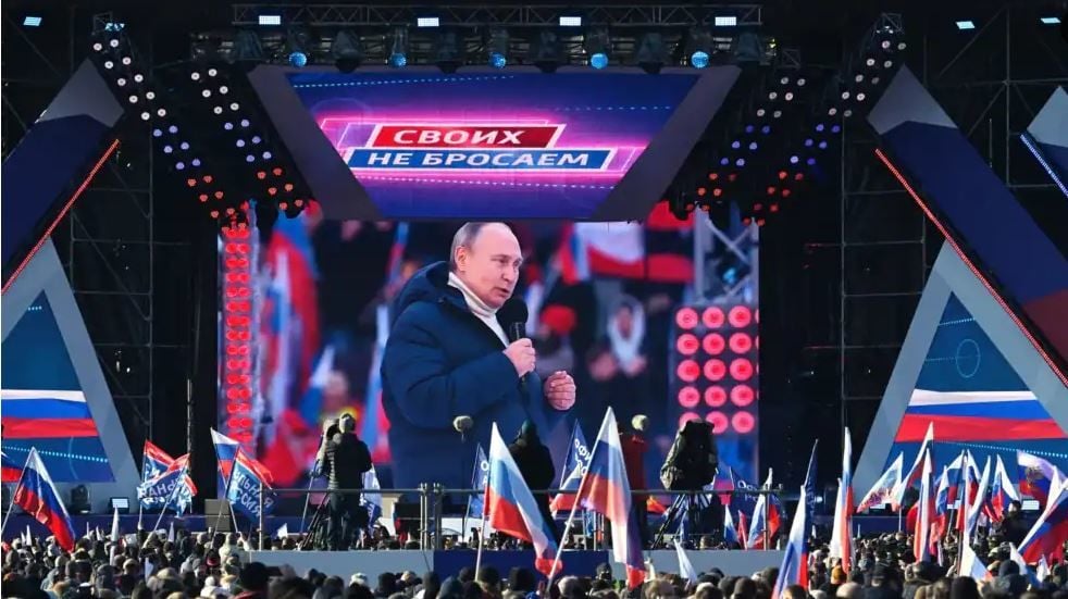 Пока россияне дерутся за сахар, Путин щеголяет в "Лужниках" в пуховике за 1,5 миллиона