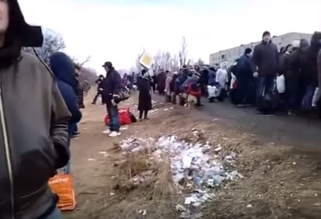 Как мирные жители ездят из Горловки в Артемовск: шесть часов ожидания автобуса и огромные очереди 