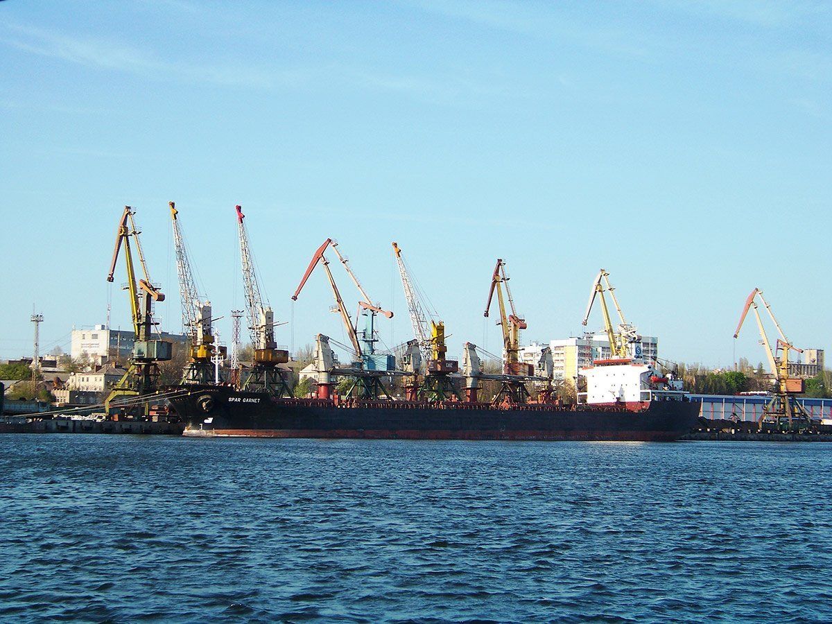 Морская блокада Украины: появилось видео, как корабль РФ угрожает войной гражданскому судну