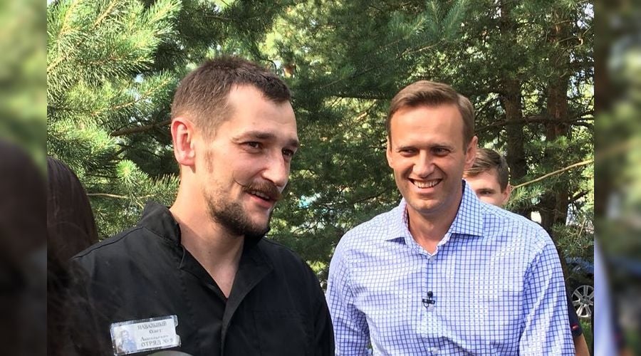 В России вышел на свободу Олег Навальный – брат знаменитого оппозиционера: бывший зэк сразу сжег тюремную робу