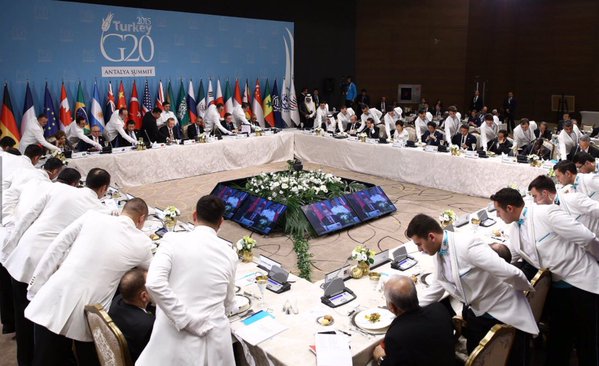 Саммит G20: на ужине президентов Путина посадили в углу 
