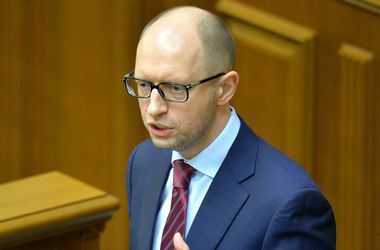 Яценюк велел силовым ведомствам Украины признать ДНР и ЛНР террористическими организациями