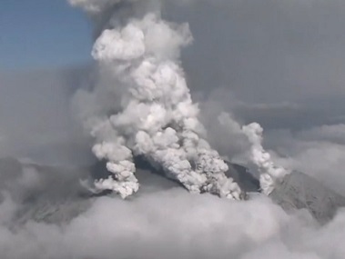 В Японии в результате извержения вулкана погиб один человек
