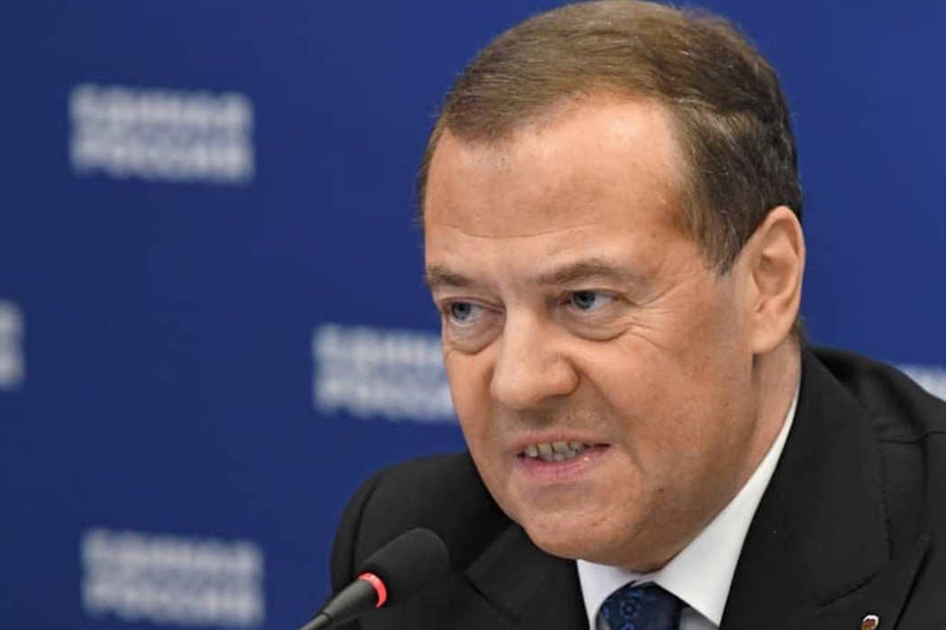 "Медведев давно выболтал", — Эйдман рассказал, что задумал Путин с "планом Трампа"